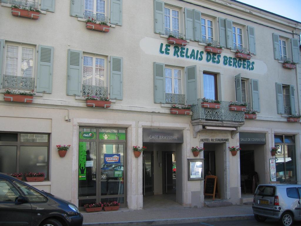 Le Relais Des Bergers Hotel Saint-Martin-en-Haut Bagian luar foto
